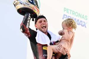 Jake Dixon mit seiner Tochter bei der Siegesfeier auf dem Podium