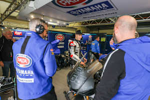 Johnny Rea (Mitte) mit seinem Crew-Chief Andrew Pitt (li.)