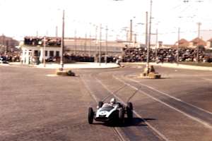 Jack Brabham 1960 mit seinem Cooper beim Portugal-GP