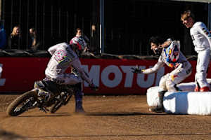 Espargaro driftet, Weltmeister Martin feuert an