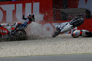 Bild 3: Barberás Bein hängt in Millers Open-Honda fest