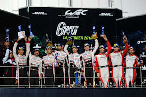 Freude über Platz 2: Fernando Alonso, Sébastien Buemi und Kazuki Nakajima