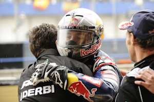 Jonas Folger feiert mit dem Ajo-Team seinen Sieg