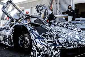 Der Porsche-LMDh beim Rollout in Weissach