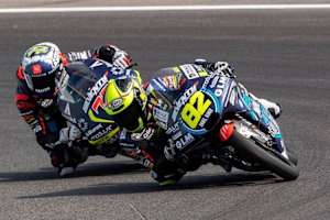 Stefano Nepa (vorne) übernimmt die KTM von Vicente Pérez