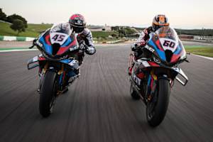 Scott Redding (45) und Michael van der Mark straucheln mit der BMW