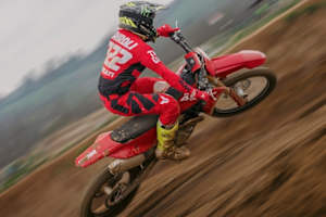 Testfahrer Tony Cairoli mit der neuen Desmo450 MX