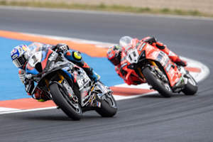 In der letzten Kurve lag Toprak Razgatlioglu noch vor Nicolo Bulega
