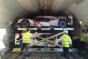 Die beiden Toyota TS040 auf dem Weg nach Japan