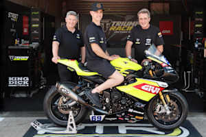 Steve Sargent von Triumph, Tom Booth-Amos und Teamchef Simon Buckmaster (v.l.)