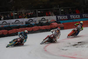 Luca Bauer vor Franky Zorn und Harald Simon 