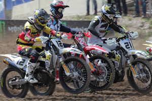 Max Nagl (#12) neben Weltmeister Tim Gajser (#243) und seinem Teamkollegen Gautier Paulin (#21)