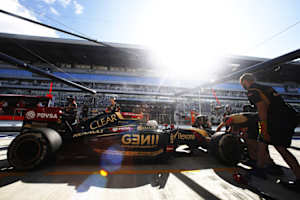 Romain Grosjean klagte am Trainingsfreitag in Sotschi über Boxenfunk: «Ich habe ein Problem, ich habe überhaupt keinen Abtrieb, das Auto fühlt sich auf der Bremse sehr eigenartig an»