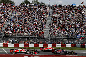 Kurz nach dem Start: Da sind bei beiden Marussia-Autos noch heil