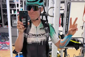 Aleix Espargaró auf dem Weg zum Training: Die typische Armpump-OP-Narbe ist gut zu sehen