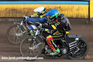 Kevin Wölbert (Blau) steht im SGP-Challenge