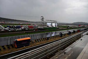 Grau und Regen verhangen: Die Strecke in Valencia