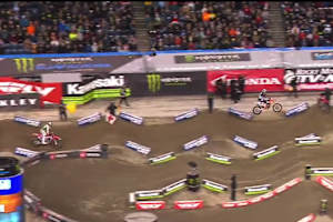 Marvin Musquin überspringt die Hügel bei geschwenkter Rotkreuzflagge, während sich Roczen regelkonform verhält