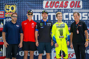 AMA Director Mike Pelletier, Chase Sexton. Eli Tomac, Justin Cooper und Roger de Coster (v.l.n.r.)
