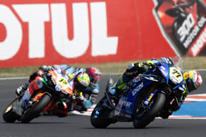 Domi Aegerter vor Ryan Vickers