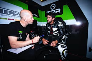 Isaac Vinales (re.) wird seine zweite Superbike-Saison nach 2021 fahren