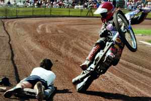 Mike Patricks berühmtestes Bild: Ein Wheelie von Hans Nielsen