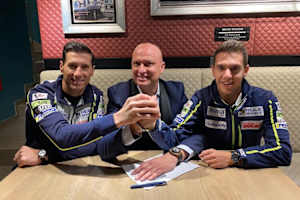 Avintia-Sportdirektor Ruben Xaus, Teambesitzer Raúl Romero und Xavier Cardelus sind sich einig