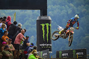 Trotz einer Handverletzung gewann Antonio Cairoli in Loket das Qualifikationsrennen