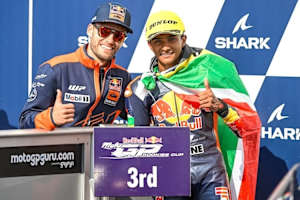 Aufsteiger Ruche Moodley mit Idol und Landsmann Brad Binder