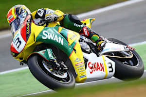 Stuart Easton gewann den ersten Lauf in Oulton Park