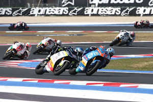 Hector Garzo (4) und Nicolas Sppinelli (29) kämpften während der ganzen Renndauer um den Sieg