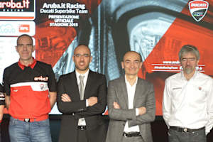 Stefano Cecconi (2 vl.) stand schon bei der Teampräsentation im Mittelpunkt