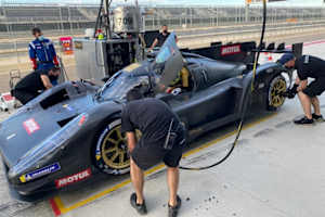 Der schwarze Glickenhaus 007 LMH #708 beim 30h Test