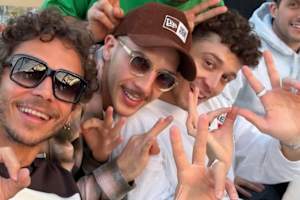 Andrea Migno (mitte) mit Valentino Rossi und Marco Bezzecchi