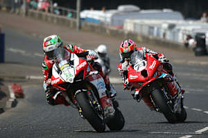 Glenn Irwin vor Davey Todd