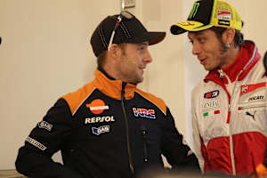 MotoGP 2012: Jonathan Rea im Gespräch mit Valentino Rossi