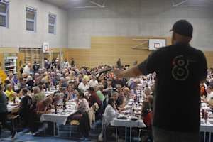 Teamchef und Conferercier Kevin Bolliger führte mit Humor durch den Abend