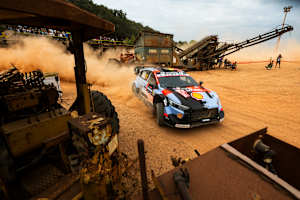 Thierry Neuville führt im Staub von Sardinien