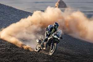 Die CF Moto 1000 MT-X wirbelt Staub auf – auch im übertragenen Sinne 