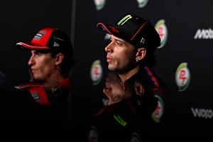 Marco Bezzecchi mit MotoGP-Weltmeister Marc Marquez