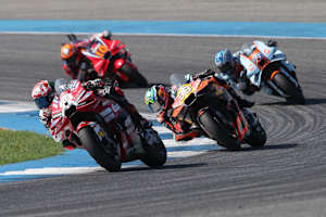 Bagnaia (9.) musste sowohl Binder (#33) als auch Ogura (#79) ziehen lassen