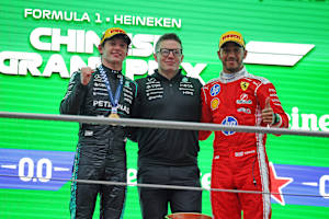 Kimi Antonelli, Pete Bonnington und Lewis Hamilton