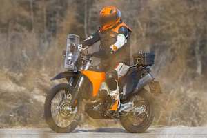 Am Fahrer-Schienbein erkennbar ist der größere Tank der KTM 690 Rally