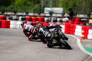 Marco Bezzecchi am Hinterrad von Ducati-Werksfahrer Pecco Bagnaia