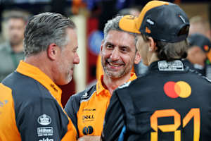 McLaren-Teamchef Andrea Stella (Mitte) mit CEO Zak Brown und Oscar Piastri