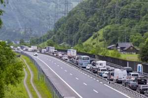 Stau am Gotthard: Schweizer Politiker wollen Transitgebühr für Ausländer