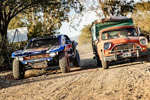 Ford Raptor-Pilot Carlos Sainz im argentinischen Landstraßenverkehr