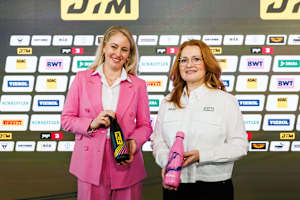 Anna Grubeck (BWT) und Claudia Wagner (DTM-Geschäftsführerin)