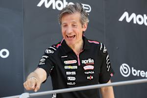 Nahm den Pokal für den Hersteller entgegen: Aprilia-Racing-CEO Rivola