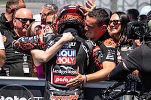 Jubel bei dem führenden Moto2-Team Intact GP um Jürgen Lingg